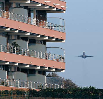Imagen de un avi�n que se acerca a Gav� Mar despu�s de despegar por la tercera pista del aeropuerto de Barcelona-El Prat